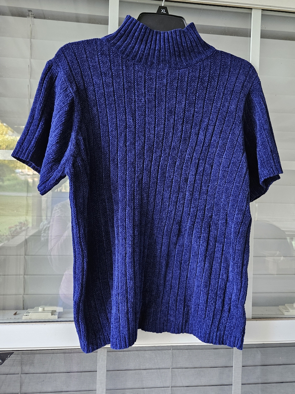 Liz Claiborne Ribbed Short Sleeve Turtleneck Sweater is a size XL.